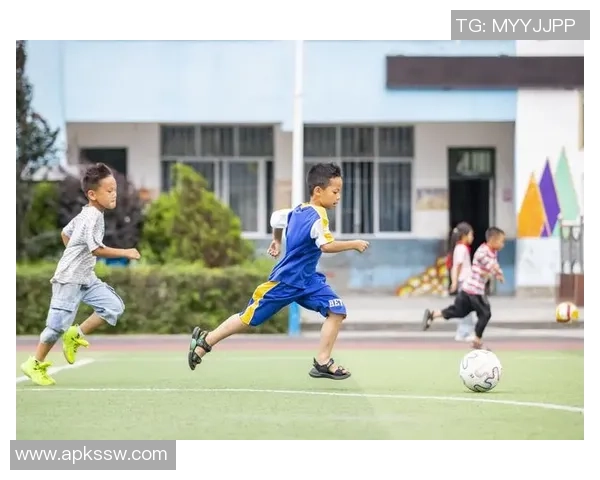 仿照踢足球的技巧与乐趣探索让我们一起感受足球的魅力与激情