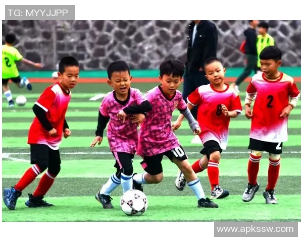 假足球球员的背后故事与真实赛场的对比分析