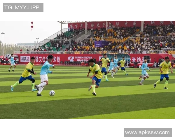 她在绿茵场上追逐梦想的脚步，勇敢地向世界宣告她想踢足球